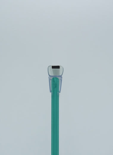 Nahaufnahme einer Magnetleiste der Marke HÜPPE, montiert an Glasdusche, transparentes, schmales, längliches, U-förmiges Kunststoffprofil, mit Magnetprofil an der Vorderseite, vor weißem Hintergrund, Querschnittansicht.
