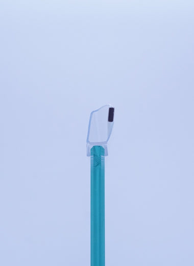 Nahaufnahme einer Magnetleiste der Marke HÜPPE, transparentes, schmales, längliches, U-förmiges Kunststoffprofil, mit einer Magnetleiste an der Profilvorderseite, vor weißem Hintergrund, montiert an Glasdusche, Querschnitt.
