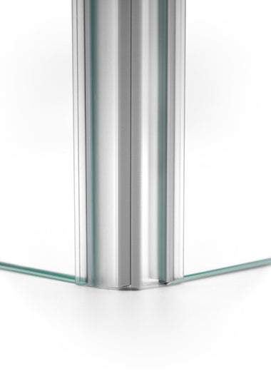 Nahaufnahme von zwei Magnetleisten der Marke HÜPPE, montiert an Glasdusche, transparente, schmale, längliche, U-förmige Kunststoffprofile, mit Magnetprofilen an der Vorderseite, Magneten bilden zusammen geschlossenen 90 Grad Winkel, vor weißem Hintergrund, Frontansicht.
