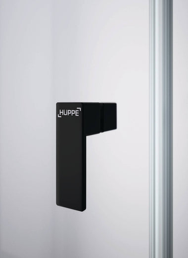 Schlichter, elegant und schwarzer matter Türgriff mit rechteckigem Design an einer Glastür, der Marke HÜPPE.
