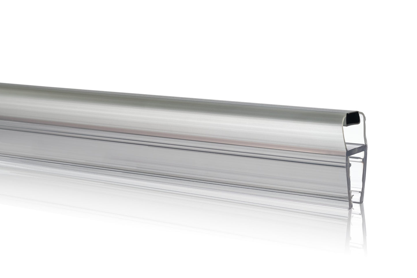 Nahaufnahme einer Magnetleiste der Marke HÜPPE, transparentes, schmales, längliches, U-förmiges Kunststoffprofil, mit einer Magnetleiste an der Profilvorderseite, vor weißem Hintergrund, Seitenansicht.

