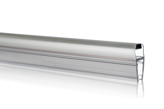 Nahaufnahme einer Magnetleiste der Marke HÜPPE, transparentes, schmales, längliches, U-förmiges Kunststoffprofil, mit einer Magnetleiste an der Profilvorderseite, vor weißem Hintergrund, Seitenansicht.
