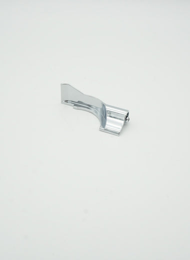 Schwallschutzleistenkappe der Marke HÜPPE, Silber hochglänzendes, L-förmiger Kunststoffkörper, vor weißem Hintergrund.