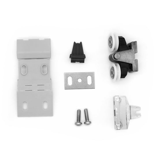 Set aus verschiedenen Montageteilen, der Marke HÜPPE, bestehend aus eine graue Kunststoffplatte, ein Doppelrollenmechanismus, eine Metallplatte, zwei Schrauben, ein schwarzes dreieckiges Kunststoffelement, ein Scharnier aus Metall, vor weißem Hintergrund, Vogelperspektive.