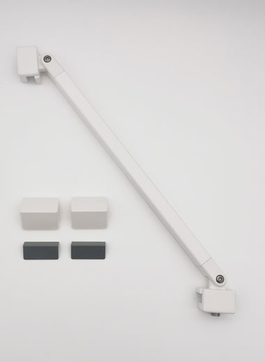 Stabilisierungsbügel-Set der Marke HÜPPE, bestehend aus einem schmalen weißen, matten, Stabilisierungsbügel, zwei Abdeckkappen sowie zwei hellgraue Kunststoffwinkel, vor weißem Hintergrund, Vogelperspektive.
