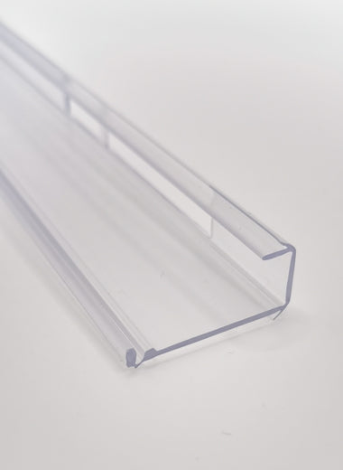Nahaufnahme einer Glasklemmleiste der Marke HÜPPE, transparentes, schmales, längliches, Kunststoffprofil, mit einem L-förmigen Querschnitt, vor weißem Hintergrund, Seitenansicht.
